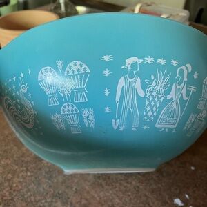 Pyrex bowls, Amish pattern